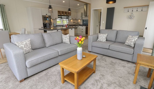 48 CROSSWINDS, luxury holiday cottage, with pool in Bembridge