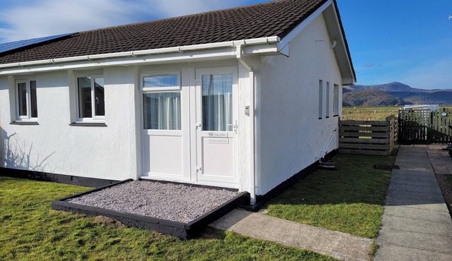 48 GLAN Y MOR, pet friendly, country holiday cottage in Fairbourne