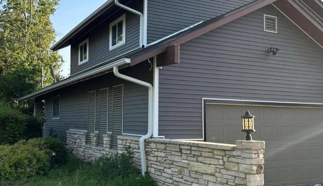 4800 sq ft 5-bedroom house, Huge Deck. 85-in TVs 7 mins to downtown and Marion