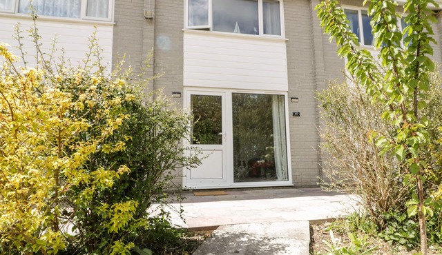 49 ATLANTIC REACH, pet friendly, with a garden in Newquay