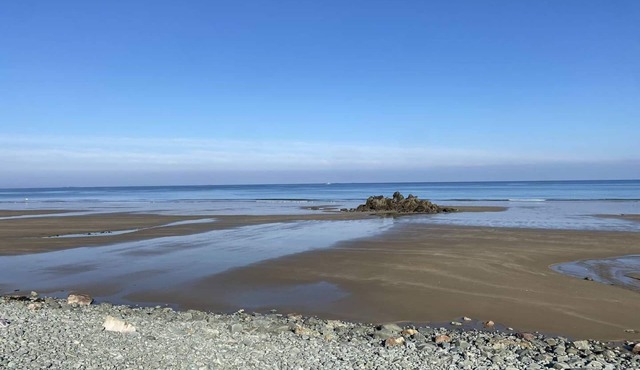 491 - Unique house, right on the water, along the beach of Saint-Pabu