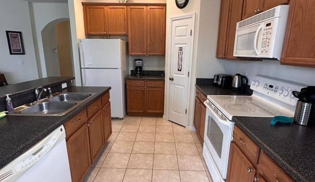 4986 Trafalgar Village 4 bed /3 bath pool & spa
