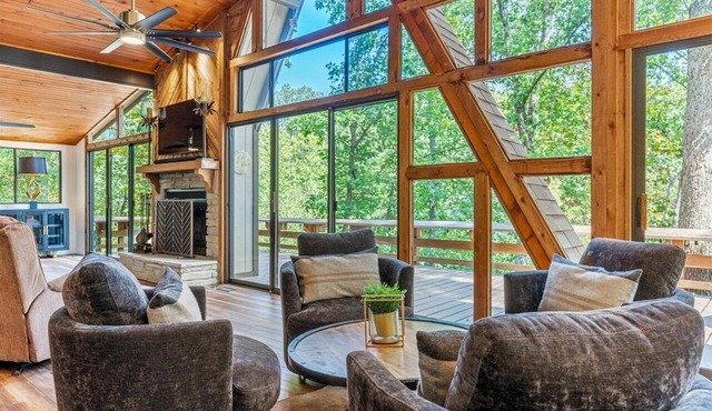4b/3b+loft Chalet on lake w/open floorplan, HUGE kitchen, rain showers, hot tub