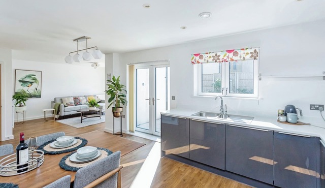 4B Lake Retreat Home – 8' walk to lake! Ideal for Business Travelers & Family!