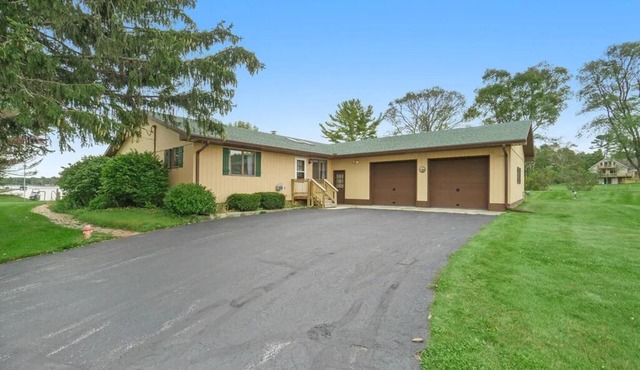 4B Lakefront home off M22 with access to Lake Michigan!