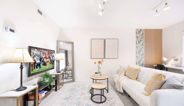 4B2.5B TH in Kirkland/Woodinville. Prime Location