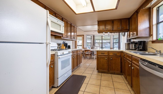 4b2b CozyBeautiful quiet newly renovated family home, shady yards