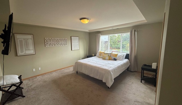 4bd 2.5 ba/4King Beds/W/D/ Fenced Yard/24hr Security