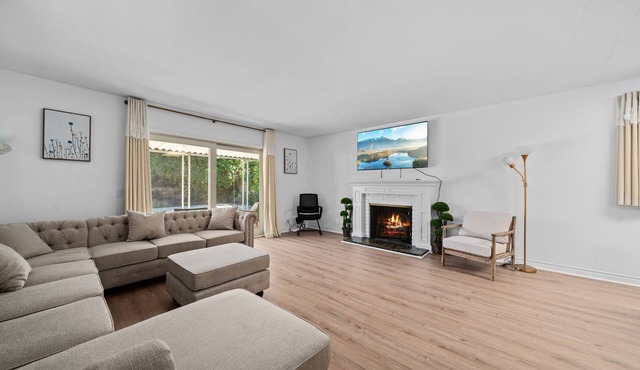 4bd 2bth with spacious backyard close to shopping center