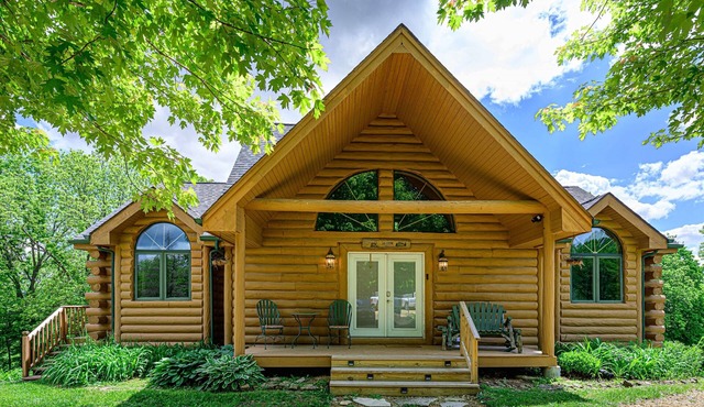 4bd/3ba Log Cabin! Hot Tub! King Beds! Game Room! Fiber Wi-Fi + Lake