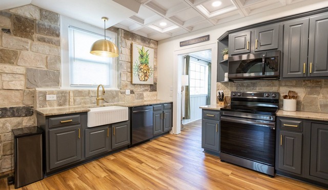 4Bd/3Bth Home PLUS Independent Studio | Sleeps 12