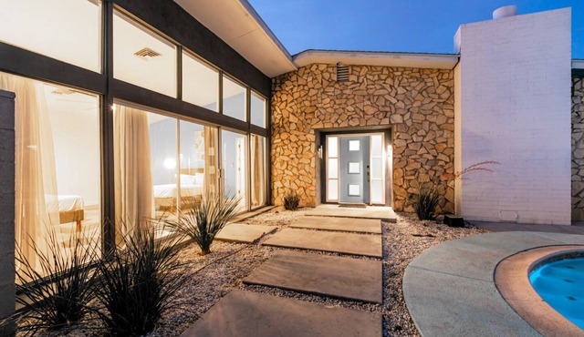 4bd, Charming Mid-Century Home! 1.4mi to Convention Center, Mins to Strip! POOL!