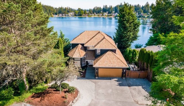 4bd Lakefront, w/hot tub, outdoor kitchen & dock