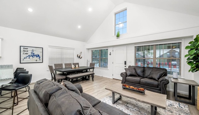 4BD LODGE at Table Rock Lake - Near Marina ~ Pool ~ FREE TICKETS INCLUDED! (THE BBH)