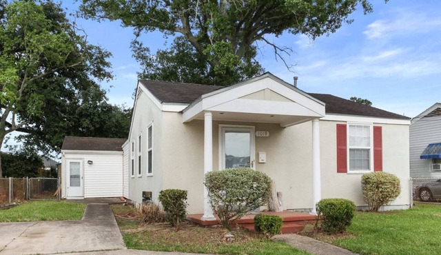 4BD Metairie retreat with driveway and yard!