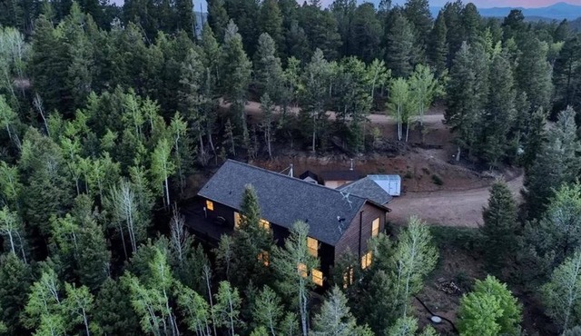 4BD Modern Mountain Home, Breathtaking Views, Solace, Nature, Wifi, Hot Tub!