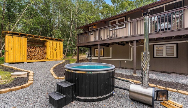 4BD Modern Rustic Heaven with Hot Tub & Sauna in Pocono