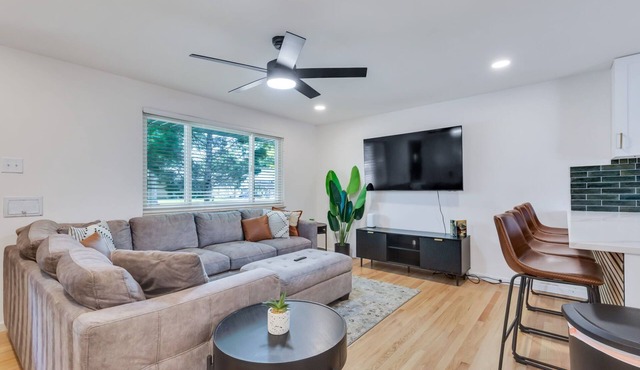 4BD Near DT - Hot Tub, Pingpong & Backyard Fun