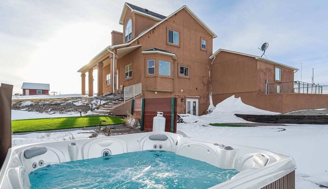 4BD, Tons of Space w/ a Hot Tub! Peaceful Getaway