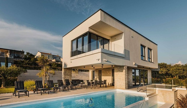 4BD villa for up to 8 with large swimming pool, jacuzzi, sauna, gym, bocci