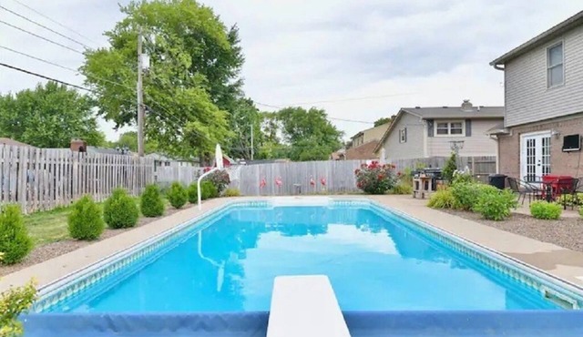 4BDR Luxury in the Shadow of IMS, close to Downtown Indy, Airport