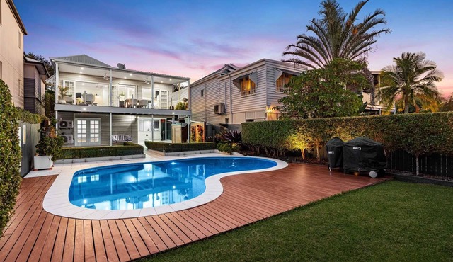 4BDR Queenslander with Pool Near Manly Esplanade