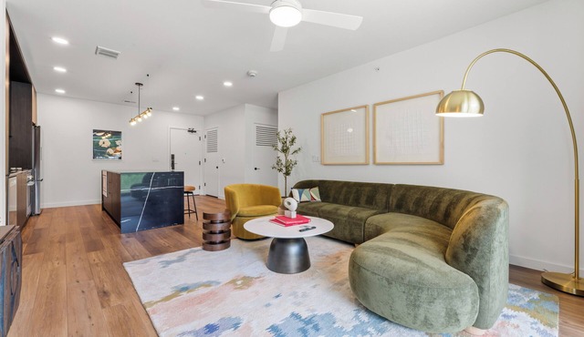 4BDR South Lamar Stay w/Pool, Rooftop, Restaurant | The Code by AvantStay
