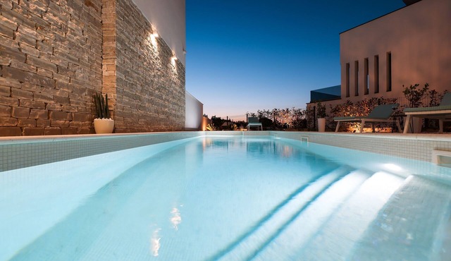4BDR Villa, A/C, 4000 sq ft, beach area, private pool, jacuzzi top roof terrace