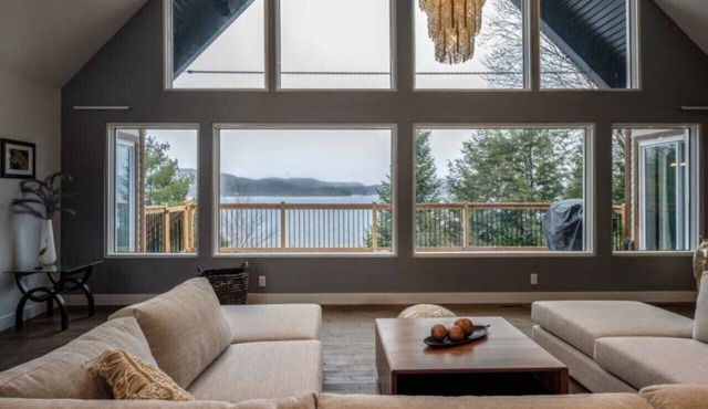4bdrs Waterfront Chalet w/Private Dock & Hot Tub