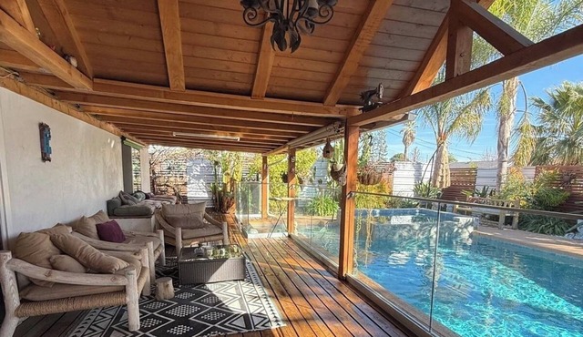 4BDs w/Tropical Outdoor Pool & Spa