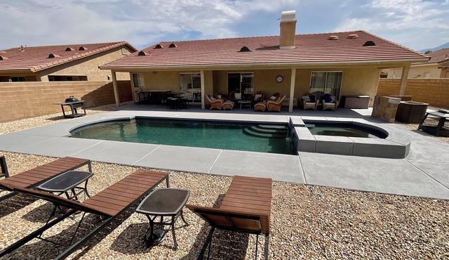 4BED/2BA PRIVATE SALTWATER POOL & SPA, LARGE UPGRADED FAMILY HOME, EASY CHECK-IN