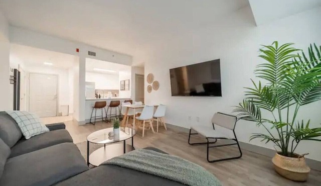 4Bed/2Bath - W/Wi-Fi +Fitness Centre +Truist Field