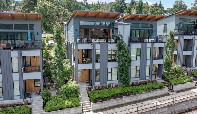 4Bed/3 Bath Modern, high-end townhome, river view, 1 block to downtown