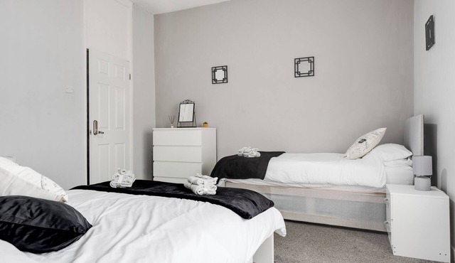 4Bed Contractors + Long Term Free Parking