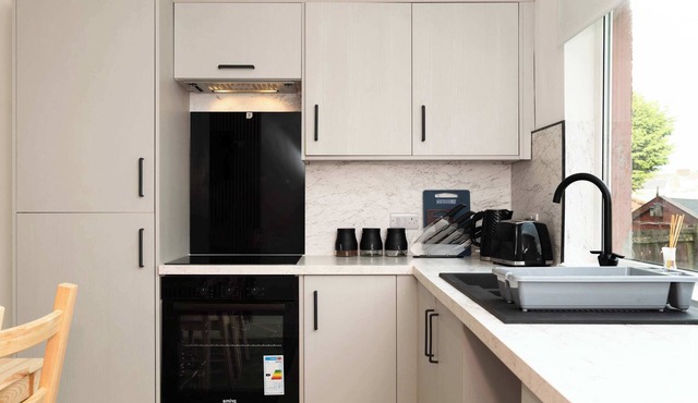 4Bed-House-2Bath-Free Parking-by Holiday Homes