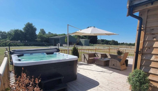 4Bed Lodge Sleeps8-Pet Friendly-Hot Tub-Log Burner