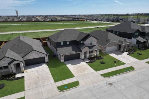 4Bed Luxury Getaway with Pool Table and Near Lake Lavon