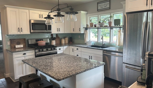 4bedroom, 3 bath Farmhouse, 12 min to Jay Cooke!