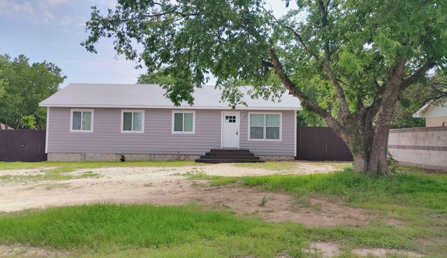 4bedroom, HEB, Shopping Mall, 7Eleven, pet friendly yard, pkg 4 work trailers