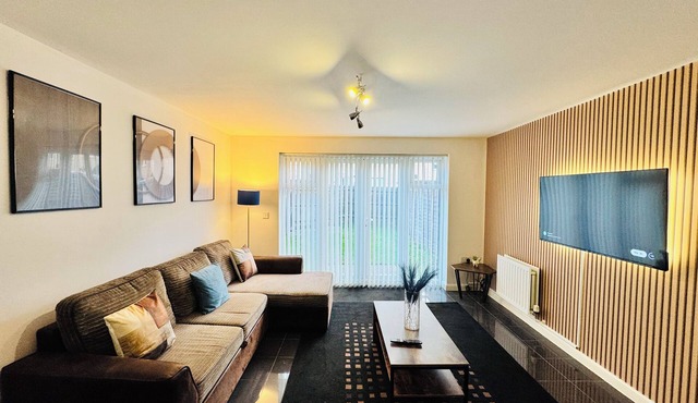 *4bedroomhouse/Sleeps8/FreeParking/ContractorsDiscounts/WiFi*