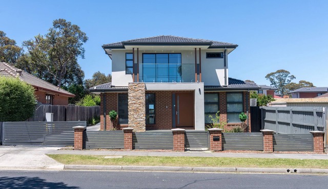 4Bedrooms 3.5bath' with NETFLIX & NBN near Forest Hill Chase Shopping centre