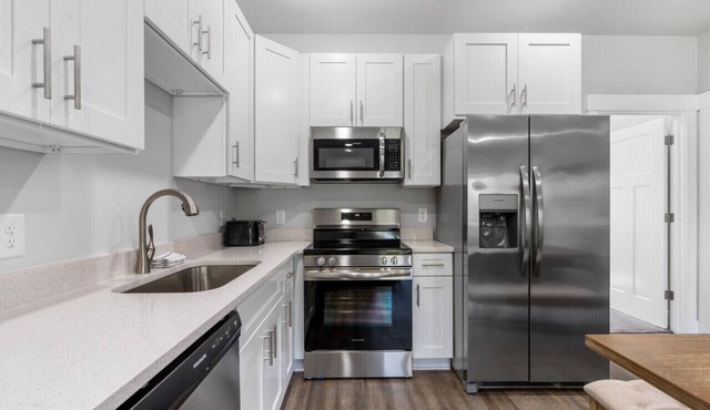4Beds + Safe & Quiet! 10min Airport & 15toDowntown!