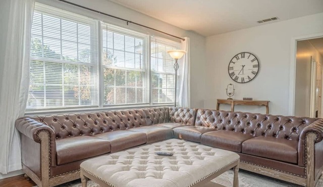 4BR 1300sqft Foosball Game Room Near Ft Moore