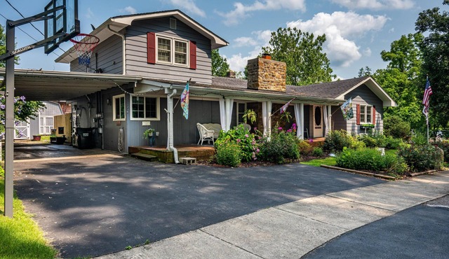 4BR, 2.5 BA in the heart of Nashville
