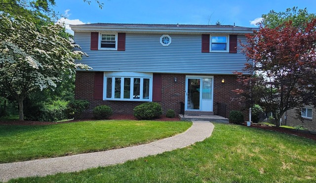 4BR, 2.5 bath, 2 Garage, large deck and office space in Murrysville PA