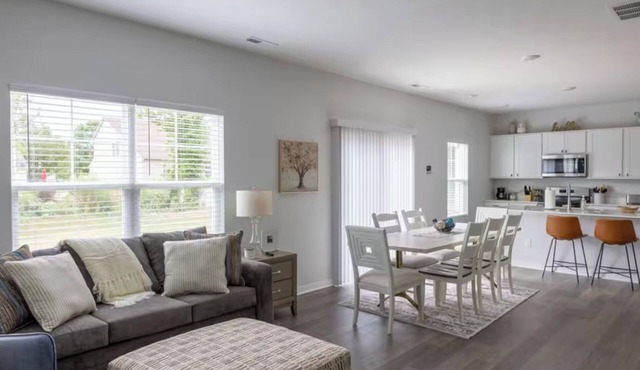 4BR, 2.5BA Brand New Home - Spacious + Modern + WiFi