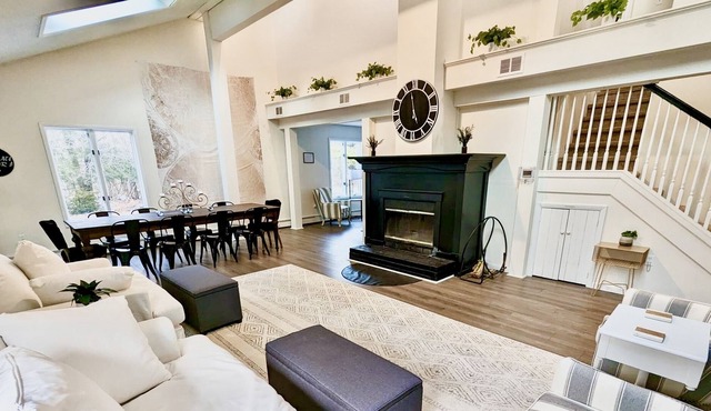 4BR/2.5BA Classy Lakeside Getaway~2Kayaks ~Beach ~Grill~Hot Tub~Movie Rm~Game Rm