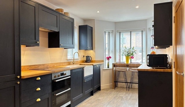 4BR 2.5BA Fast Wi-Fi Free Parking Garden