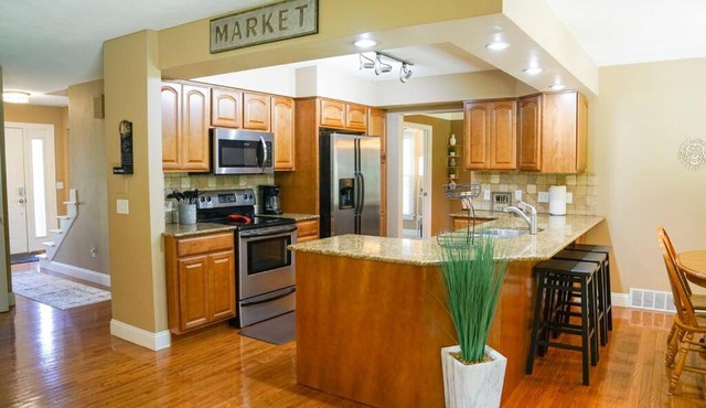 4BR/2.5BA Home boasting 2400sqft and Eat-in KTN