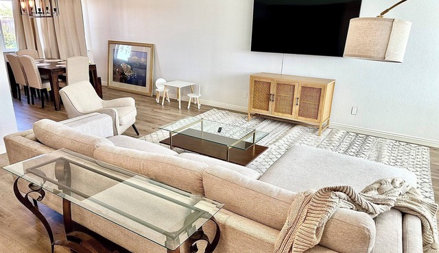 4BR/2.5BA House in Delightful Lancaster with WiFi, AC and Large Yard